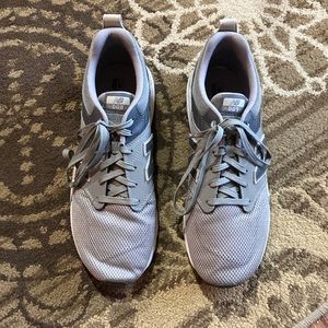 New balance tennis shoes